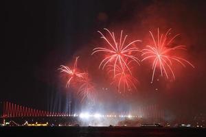 feux d'artifice sur le détroit du Bosphore, Istanbul photo