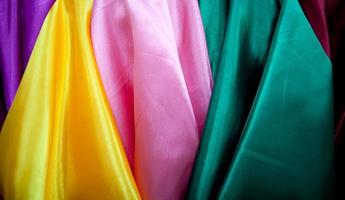 rouleaux de textiles multicolores photo