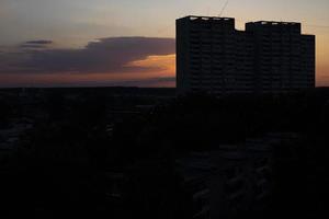 paysage du soir de la ville. tours en arrière-plan du coucher du soleil. ciel coucher de soleil. photo