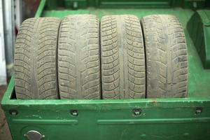 roues de voiture. remplacement des pneus d'hiver pendant le transport. les vieux pneus sont empilés dans la remorque. photo