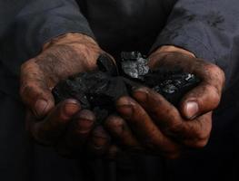 charbon entre les mains