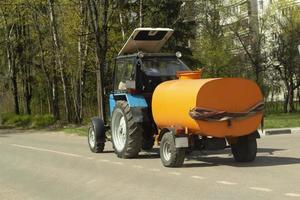 transport de l'eau. nettoyage des rues. photo