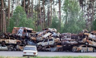 beaucoup de voitures brûlées rouillées à irpen, après avoir été abattues par l'armée russe. la guerre de la russie contre l'ukraine. cimetière de voitures détruites de civils qui ont tenté d'évacuer de la zone de guerre. photo