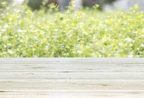 vue de dessus de table de modèle vide avec fond d'effet de flou de feuille verte photo