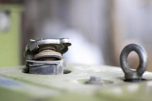 un tracteur à conducteur marchant diesel lourd pour labourer un jardin se trouve dans un garage ou un hangar. tracteur à pied typique. motoculteur avec démarreur mécanique manuel, refroidissement par eau, grandes roues et réservoir de carburant. photo