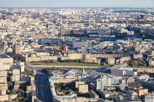 la ville de moscou avec la rue bolshaya dorogomilovskaya photo