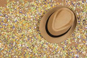 fond de confettis avec des éléments liés au carnaval et à l'été photo