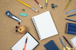 éléments de l'école sur fond de liège avec un espace pour le texte symbolisant la rentrée scolaire photo