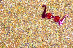 fond de confettis avec des éléments liés au carnaval et à l'été photo