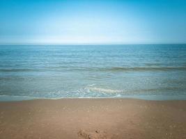 plage avec mer calme et horizon photo