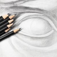 Vue carrée de crayons graphite sur dessin d'oeil photo