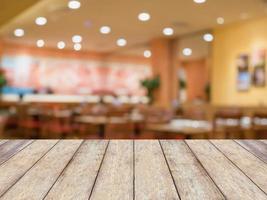 table en bois avec restaurant flou, photo de style vintage