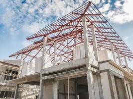 construction d'une nouvelle maison résidentielle en cours sur le chantier photo