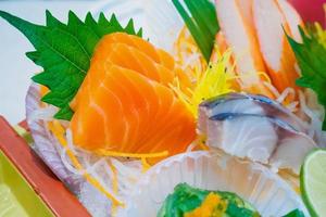 ensemble de sashimi de saumon frais à la japonaise photo