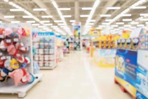 Abstrait arrière-plan flou de l'intérieur de l'allée du supermarché avec des produits laitiers pour bébés et des vêtements sur des étagères photo