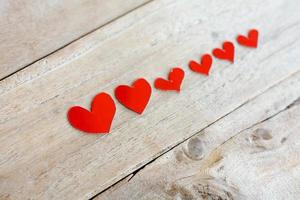 papier rouge avec forme de coeur sur fond de bois grunge photo