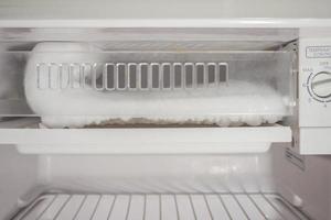 accumulation de glace gelée dans le congélateur du réfrigérateur photo