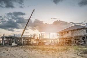 construction de maisons sur chantier avec camion-grue photo