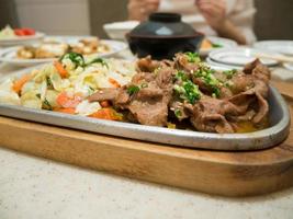 boeuf aux légumes sur plaque chauffante, boeuf teppanyaki cuisine japonaise photo