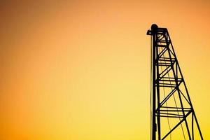 conducteur de pile de silhouette sur le chantier de construction photo