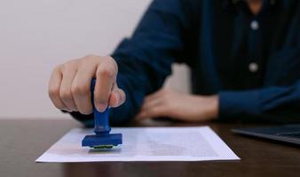 notaire d'homme d'affaires professionnel estampille le succès sur le document au bureau, la loi ou le concept de confirmation comptable. photo