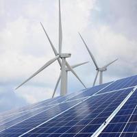 panneaux solaires et éoliennes avec les nuages et le ciel photo