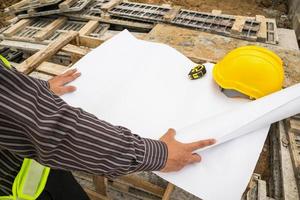 ingénieur professionnel sur le chantier de construction de maisons photo