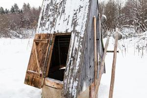 puits ouvert en lisière de forêt dans village photo