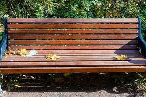 vue de face du banc en bois avec masque utilisé photo