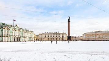 vue panoramique sur la place du palais enneigée photo