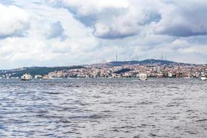 vue sur la ville d'istanbul sur le front de mer de la corne d'or photo