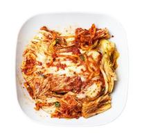vue de dessus du kimchi dans un bol blanc isolé photo