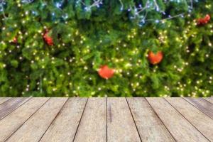 plancher de bois avec des décorations sur le sapin de noël photo