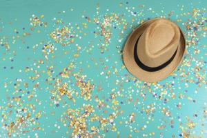 fond de confettis avec des éléments liés au carnaval et à l'été photo