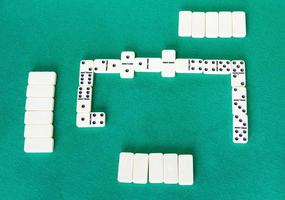 gameplay du jeu de société dominos avec des tuiles blanches photo