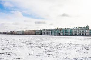 rivière neva gelée et remblai de dvortsovaya photo