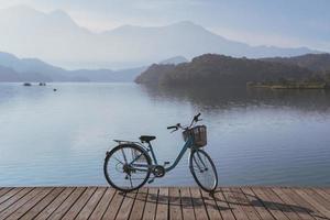 vélo sur la piste cyclable du lac sun moon, concept de style de vie de voyage