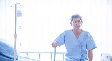 l'homme asiatique malade ou âgé à l'hôpital ou aux soins de santé photo