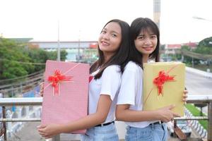 heureuse jeune fille avec boîte-cadeau. photo