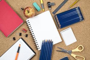 éléments de l'école sur fond de liège avec un espace pour le texte symbolisant la rentrée scolaire photo