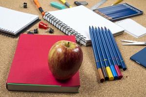 éléments de l'école sur fond de liège avec un espace pour le texte symbolisant la rentrée scolaire photo