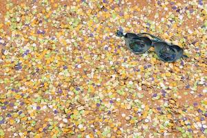 fond de confettis avec des éléments liés au carnaval et à l'été photo