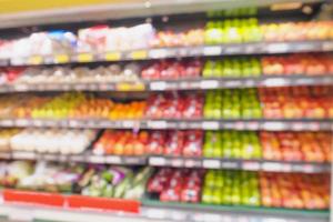 fruits et légumes frais dans l'épicerie du supermarché photo