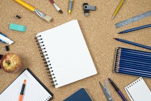 éléments de l'école sur fond de liège avec un espace pour le texte symbolisant la rentrée scolaire photo