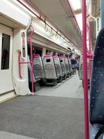 Londres, Royaume-Uni, 2019 - à l'intérieur d'un train de wagon vide. vue intérieure du couloir à l'intérieur des trains de voyageurs avec sièges vides du système ferroviaire de grande-bretagne. photo