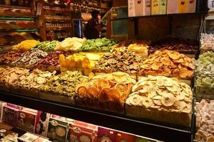 vente d'épices et de sucreries à istanbul, en turquie sur le marché égyptien photo