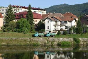 vue sur la ville de visegrad en bosnie-herzégovine et la rivière drina photo