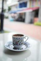 une tasse de café turc sur la table en plein air photo