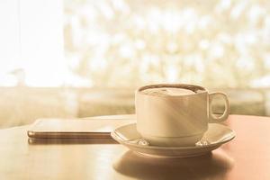 tasse de café chaud sur une table en bois photo