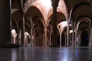 nonantola,italie-6 février 2022-visite à l'intérieur de l'abbaye de nonantola dans la province de modène dédiée à san silvestro photo